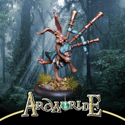 ArcWorlde Beastfolk War Bard miniatuur, gedetailleerd beeld van een Beastfolk met wapens en ornamenten, klaar voor gebruik.