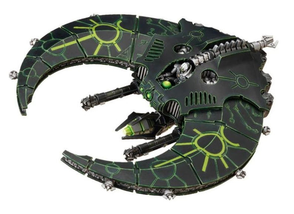 Necron Doom Scythe van Warhammer 40.000, Xenos model met gedetailleerde cockpit en grote zweepvleugel, geïllustreerd tegen een neutrale achtergrond.