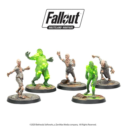 Drie Fallout Wasteland Warfare Ghouls miniaturen met gedetailleerde wassenhuiden en post-apocalyptische kleding.