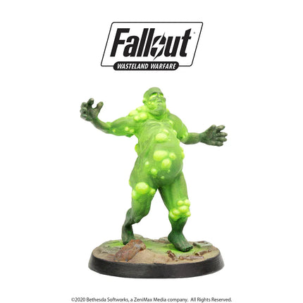 Vier Fallout Wasteland Warfare Ghouls miniaturen op een neutrale achtergrond, gedetailleerde post-apocalyptische figuren.