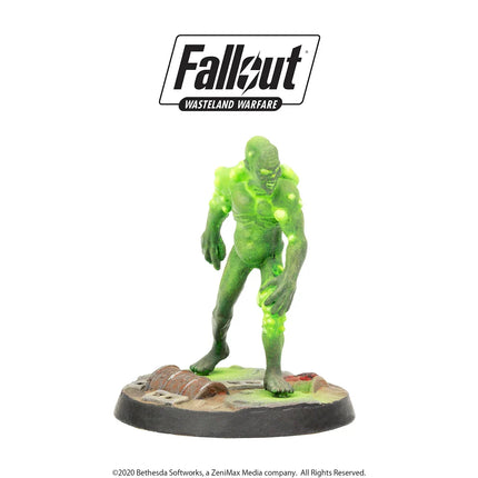 Vijf Fallout Wasteland Warfare Ghouls miniaturen met gedetailleerde verschijningen en verscheidene poses op een witte achtergrond.