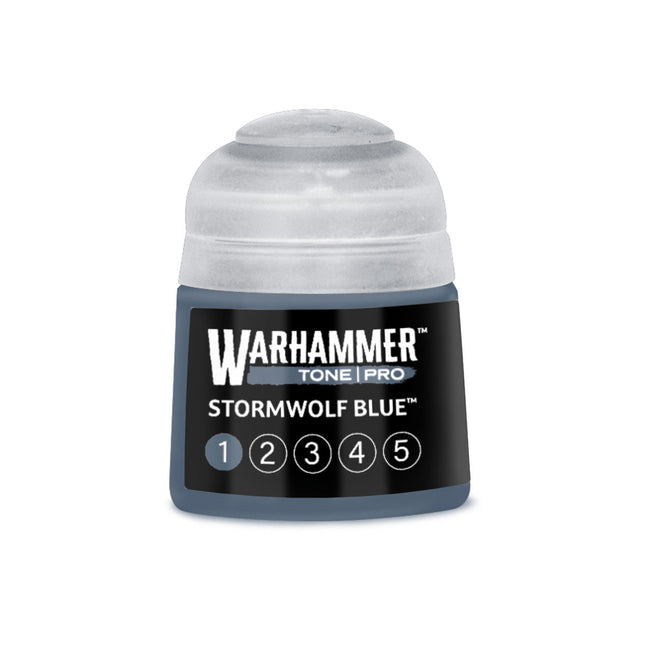 Blauwe verfpot van 112ml voor modelbouw, Warhammer Colour Tone Pro Stormwolf Blue, met verf en kwast op witte achtergrond