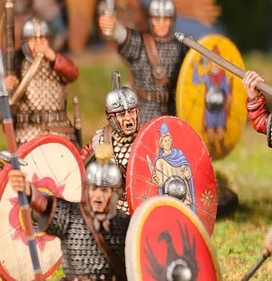 Miniatuur van een Late Romeinse oorlogswacht in een Victrix Warband set, gedetailleerd en klaar voor bordspellen of verzameling.