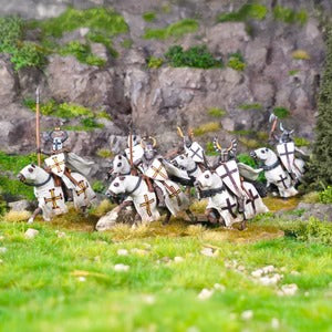 Miniatuur van de Middeleeuwse Teutonic Knights uit de Orde, vervaardigd door Victrix, met gedetailleerde wapenrusting en wapens in beeld