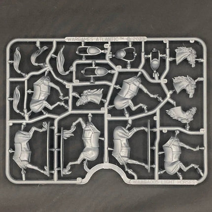 Miniatuur van een ongewapende ruiter uit de Dark Ages Cavalry set van Wargames Atlantic, toont een paard en ruiter in historische stijl