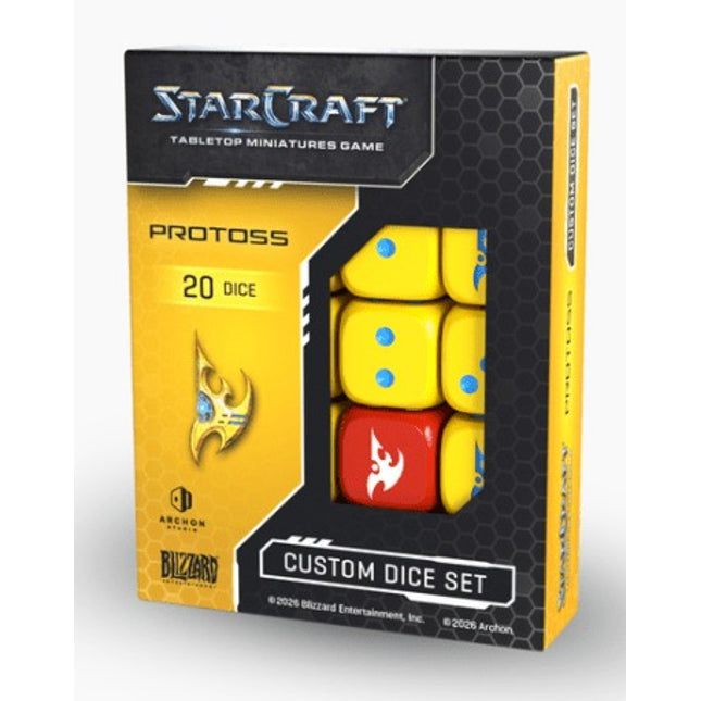 StarCraft Protoss dobbelstenen set naast een regelboek, met blauwe en gouden gemarkeerde speelstenen en StarCraft branding