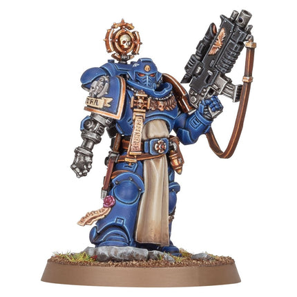 Afbeelding van Space Marines Company Heroes figuren van Warhammer 40.000, gedetailleerd en in kleurrijke uniforms.