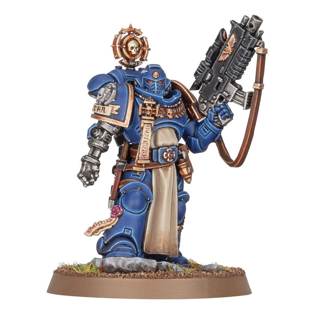 Afbeelding van Space Marines Company Heroes figuren van Warhammer 40.000, gedetailleerd en in kleurrijke uniforms.