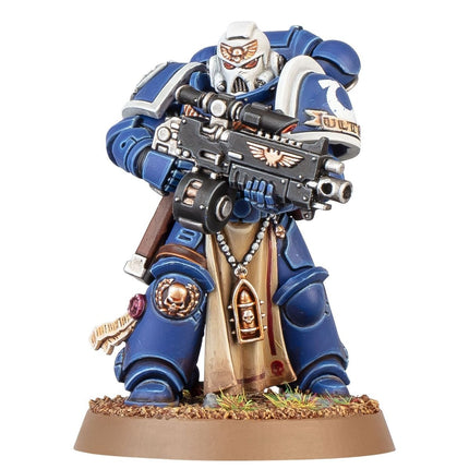 Een groep Space Marines Sternguard Veteran squad uit Warhammer 40.000 in gedetailleerde bepantsering en wapens, klaar voor de strijd.