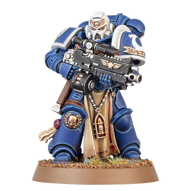 Een groep Space Marines Sternguard Veteran squad uit Warhammer 40.000 in gedetailleerde bepantsering en wapens, klaar voor de strijd.