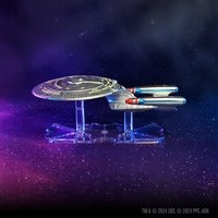 Uitbreidingsset van de USS Enterprise D uit Star Trek Into the Unknown, gedetailleerd model met ruimteschip en figuren op een display.