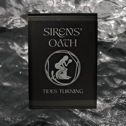 Detaillierte Nahaufnahme der Sirens' Oath: Core Ritual Box für Warband von ArcWorlde, mit Spielmaterial und Karten sichtbar