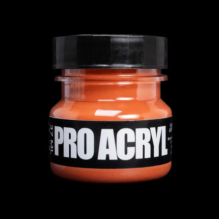 Pro Acryl verf met rode ijzeroxide weathering pigment, zichtbaar in een pot met rode, korrelige textuur voor creatieve kunstprojecten.