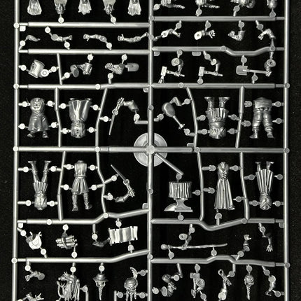Miniaturen van twee elfen en dwergen van Wargames Atlantic, gedetailleerde figuren voor bordspellen en tabletop gaming
