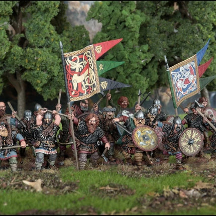Miniaturen van Vikingstrijders uit de Dark Age, gemaakt door Victrix, met gedetailleerde wapens en kleding in 28mm schaal