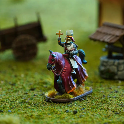 Miniatuur riddercommandant van Wargames Atlantic, gepositioneerd in volledige harnas met wapens, op een basis.