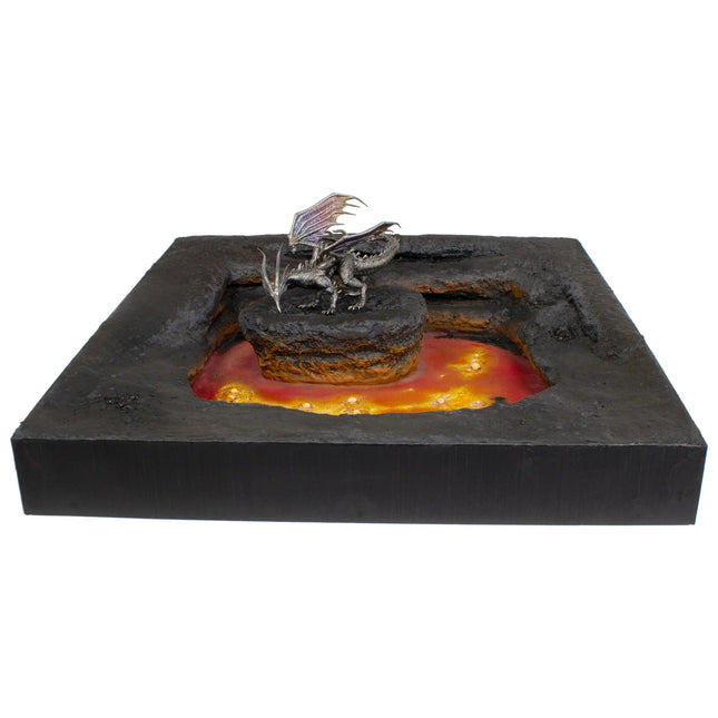 Base Ready Volcanic Island van Geek Gaming Scenic met rotsen en lava, geschikt voor miniaturen en speeltaarten.