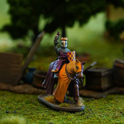 Miniatuur van een aangeklede riddercommandant uit de Wargames Atlantic Mounted Knight Command set, klaar voor oorlog.