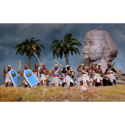 Miniatuurset Egyptische boogschutters en speerdragers van Wargames Atlantic, gedetailleerde figuren voor bordspellen en oorlogssimulaties.