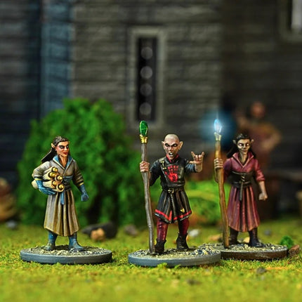 Miniaturen van Villagers 2 Elves en Dwarves van Wargames Atlantic, gedetailleerde figuren voor tabletop games.