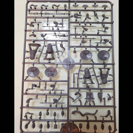 Wargames Atlantic Late Roman Legionaries (1) miniaturen met Lorica Hamata, achterkant van sprue