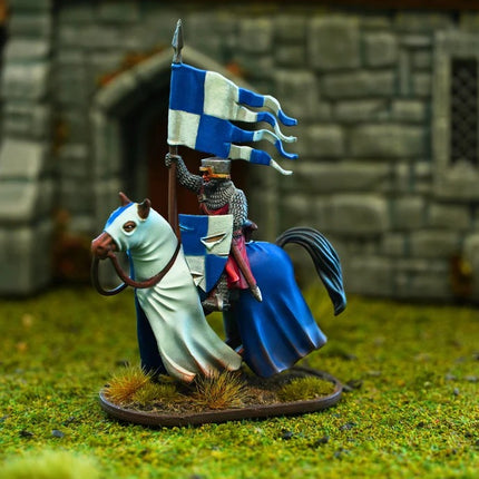 Miniatuur van een gemonteerde riddercommandant van Wargames Atlantic, gedetailleerd, in wapenrusting en zadel, klaar voor strijd.