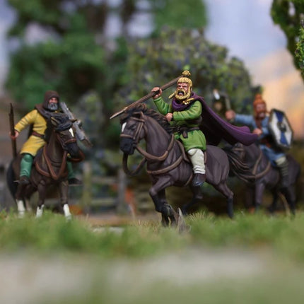 Miniatuur van ongewapende ruiters uit de Dark Ages, gemaakt door Wargames Atlantic, met gedetailleerde historische figuren.