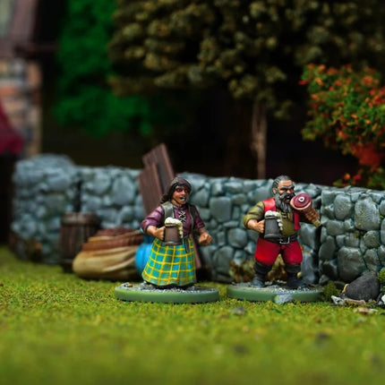 Miniaturen van dorpelingen, twee elfen en dwergen van Wargames Atlantic voor bordspellen en strategische oorlogsspellen.