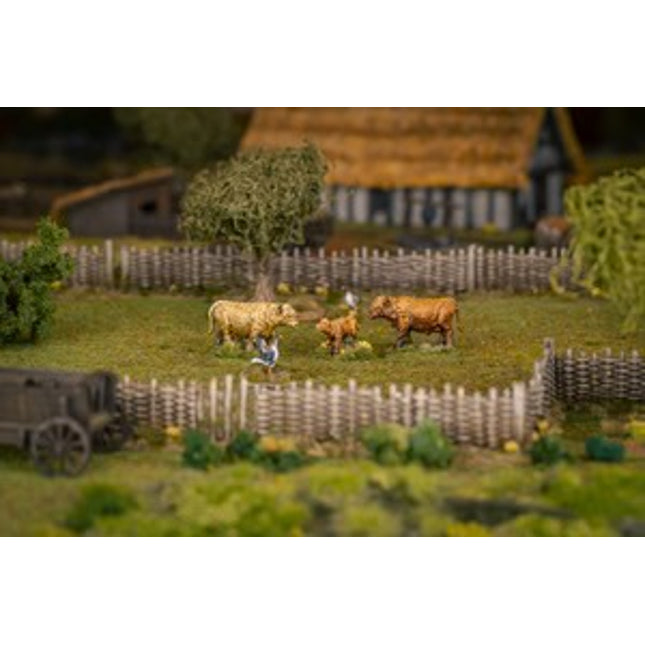 Victrix Dark Age Wattle Fence scène met dierenvlechtwerk, decoratief hekwerk voor historische diorama's en miniaturen.