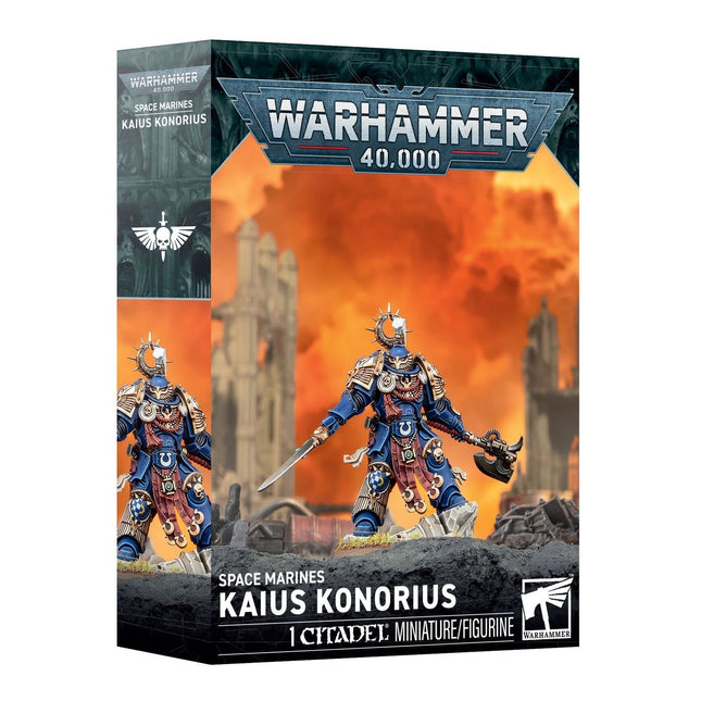 Ultramarines Kaius Konorius van Warhammer 40.000, gedetailleerd plastic Space Marine figuur met blauw uniform en zilveren wapens.