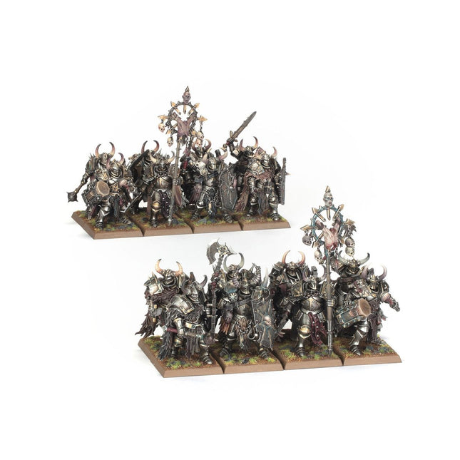 Chaos Warriors van The Old World, gespierde krijgers in zwarte en gouden uitrusting, klaar voor de strijd.