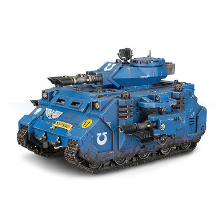 Gedetailleerde Warhammer 40.000 Space Marines Predator van het Imperium, met gevechtsuitrusting en militaire kenmerken.