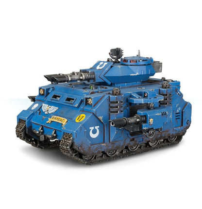 Gedetailleerde Warhammer 40.000 Space Marines Predator van het Imperium, met gevechtsuitrusting en militaire kenmerken.