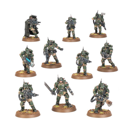Astra Militarum Kasrkin van Warhammer 40.000, Imperium, gedetailleerde miniatuur met legeruniform en geweer.