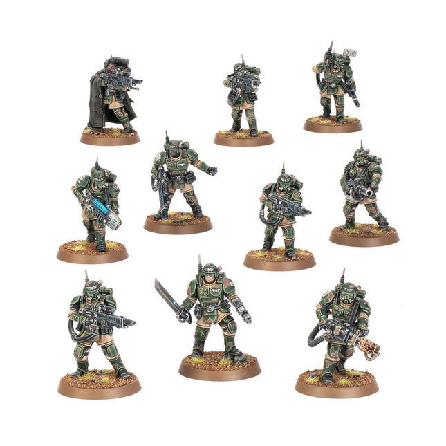 Astra Militarum Kasrkin van Warhammer 40.000, Imperium, gedetailleerde miniatuur met legeruniform en geweer.