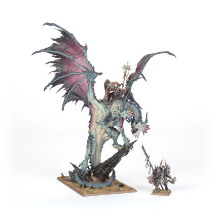 Chaosheer met draak van de Warriors of Chaos, gemaakt door The Old World, met gedetailleerde sculptuur en levendige kleuren.
