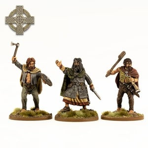Miniatuurset Dark Age Ierse strijders en honden van Victrix, gedetailleerde figuren voor bordspellen en modellering.