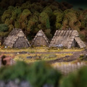 Miniatuur witte huis van Victrix Dark Age Huts, gedetailleerd model voor historische spellen en diorama's