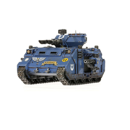 Gedetailleerde Warhammer 40.000 Space Marines Predator van Imperium met groene en grijze verf, klaar voor modelbouw en bordspellen.