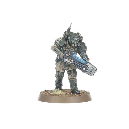 Gedetailleerde afbeelding van 40K Astra Militarum Karskin van Warhammer 40.000, Imperium leger met uniform en wapens.