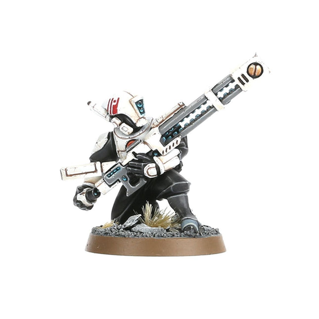 40K Tau Pathfinder team van Warhammer 40.000, bestaande uit Xenos-figuren met wapens en uitrusting, op speelbord.