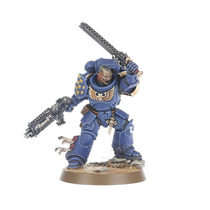 Warhammer 40.000 starterset met Space Marines figuren en accessoires voor beginners, inclusief bouw- en schildermaterialen.