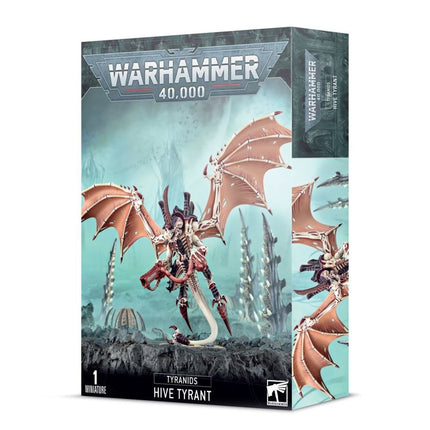 Warhammer 40.000 Tyranids Hive Tyrant Xenos model, gedetailleerd en gespiegeld in groene en zwarte kleuren, opgesteld op een display.