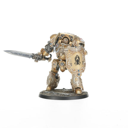 Imperium Warhammer 40.000 Adeptus Custodes Custodian Dreadnought model met gedetailleerde armor en wapens in een diorama.