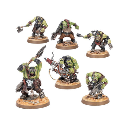 Warhammer 40.000 introductieset met miniaturen, regels en accessoires voor beginners, in zwart en wit met verschillende figuren.