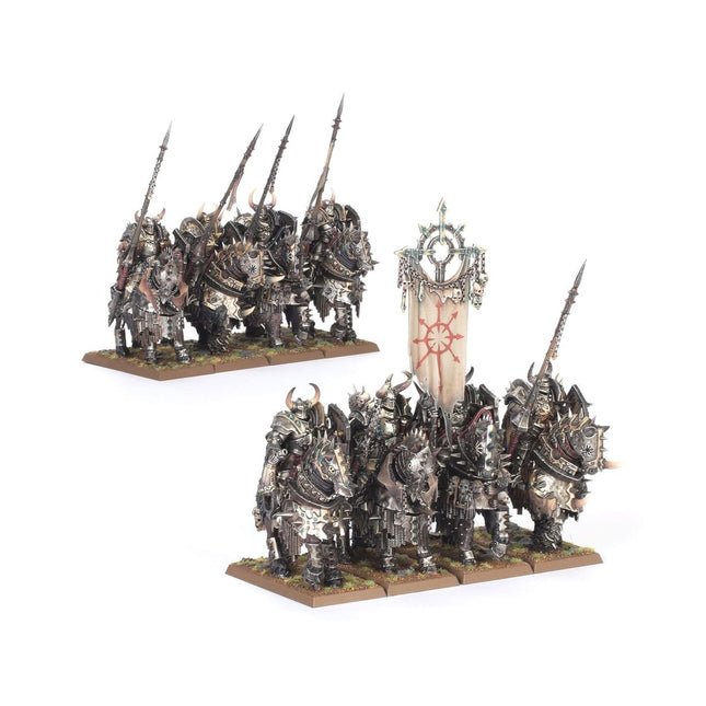 Chaos Knights van Warriors of Chaos van The Old World, gedetailleerde miniatuur met zwaarden en pantser in zwart en goudkleur.