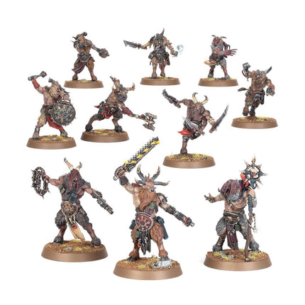 Warhammer 40.000 Chaos Space Marines Fellgor Beastmen miniatuur met gedetailleerde chaos-kostuums en wapens, klaar voor slag.