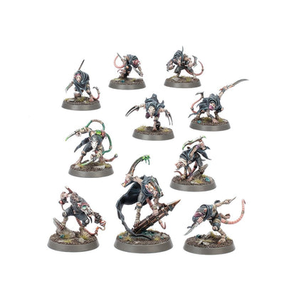 Skaven Gutter Runners Chaos miniatuur van Age of Sigmar, afgebeeld in een stadsscenario met rotsen en strategische posities