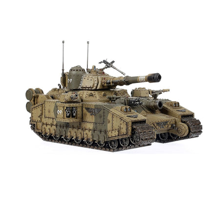 Gedetailleerde Warhammer 40.000 Astra Militarum Baneblade van het Imperium, model met wapens en armor, op een display.