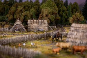 Miniatuur Dark Age Huts van Victrix, gedetailleerde oude houten gebouwen voor middeleeuwse scenery.